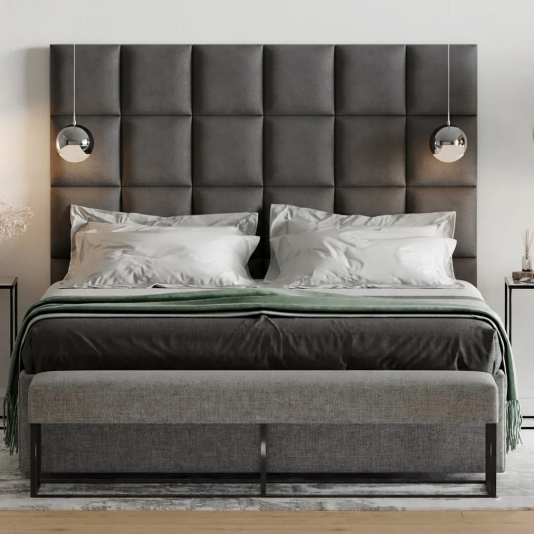 Seng med mørke velourpaneler hos Camilla Sørensen